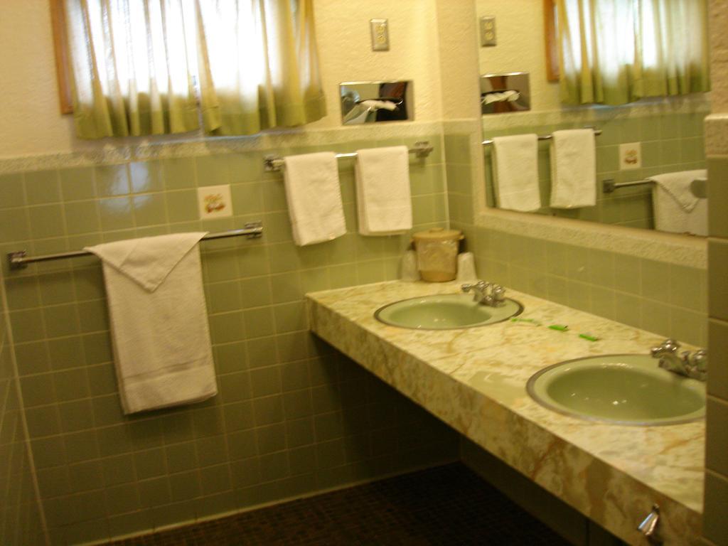 Nevada Inn Room photo